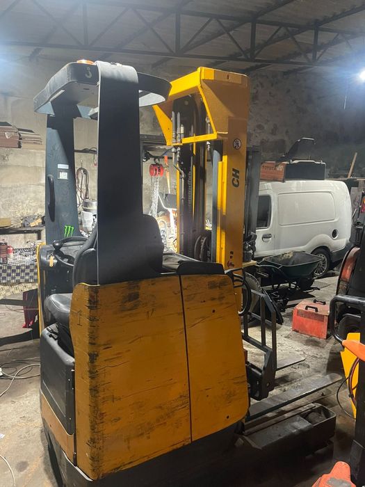 Empilhador retrátil