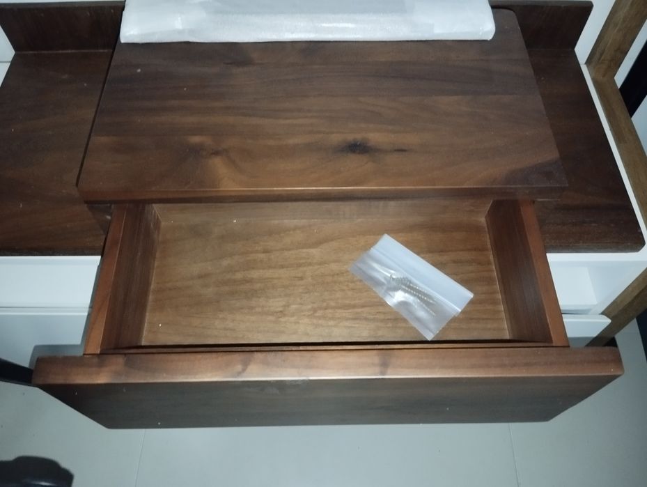 Mesa de cabeceira nogueira