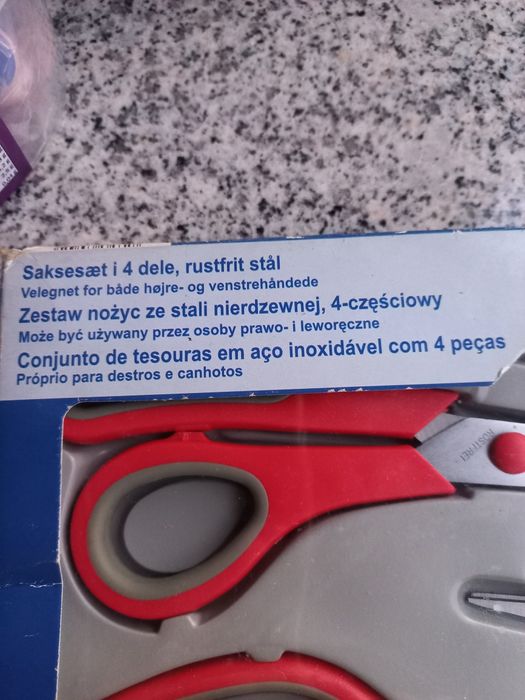 Conjunto de 4 tesouras novas para destros e canhotos