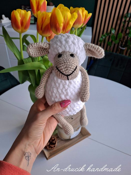 Maskotka owieczka , baranek na szydełku