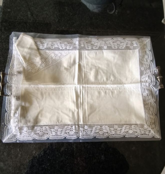 Pano individual, retangular, em linho, com guardanapo.