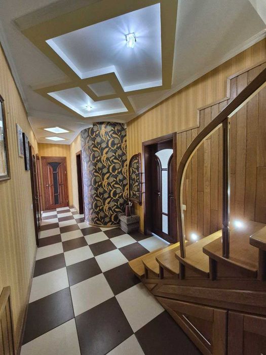 продаж дворівневої квартири біля парку "Софіївка" м. Умань