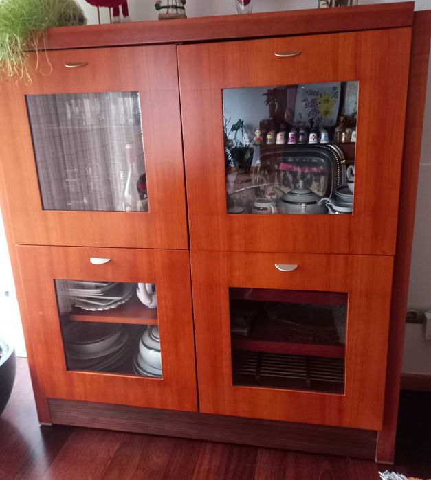 Cristaleira em cerejeira