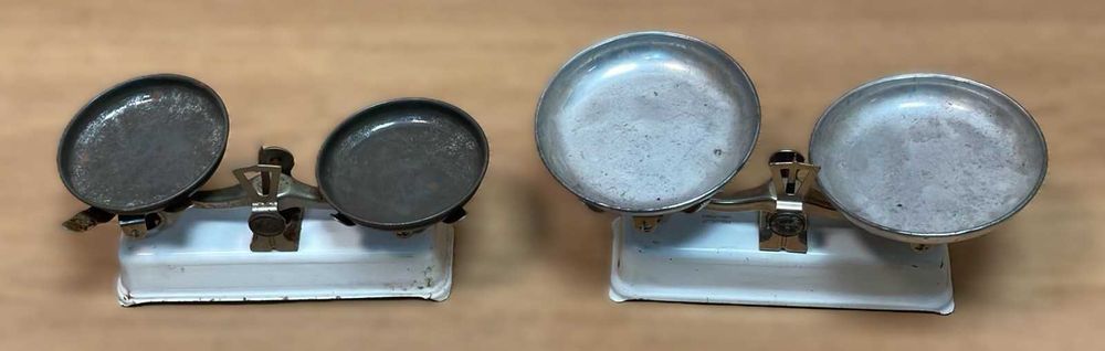 Duas balanças antigas de farmacia