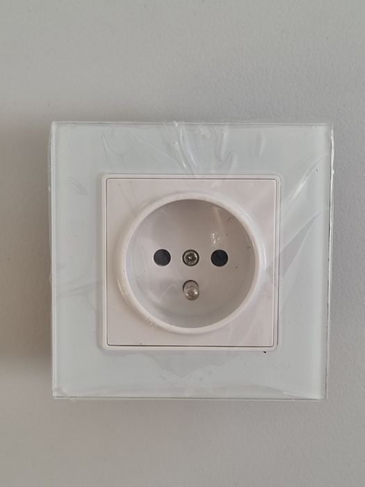 Gniazka elektryczne z uziemieniem szklany panel