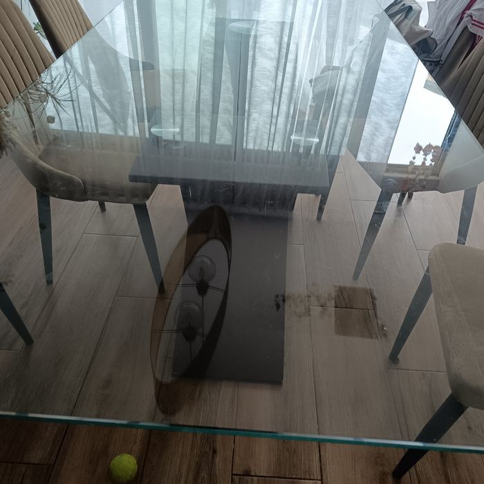 Mesa de jantar com  tampo de vidro e pè de madeira