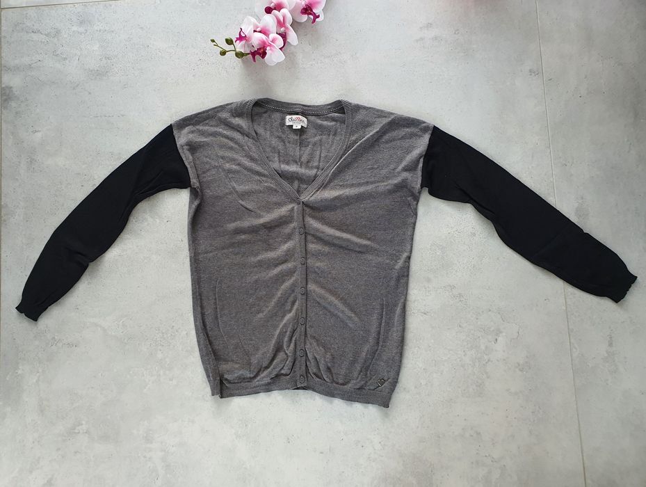 Bawełniany sweterek kardigan dekolt w serek zapinany na guziki