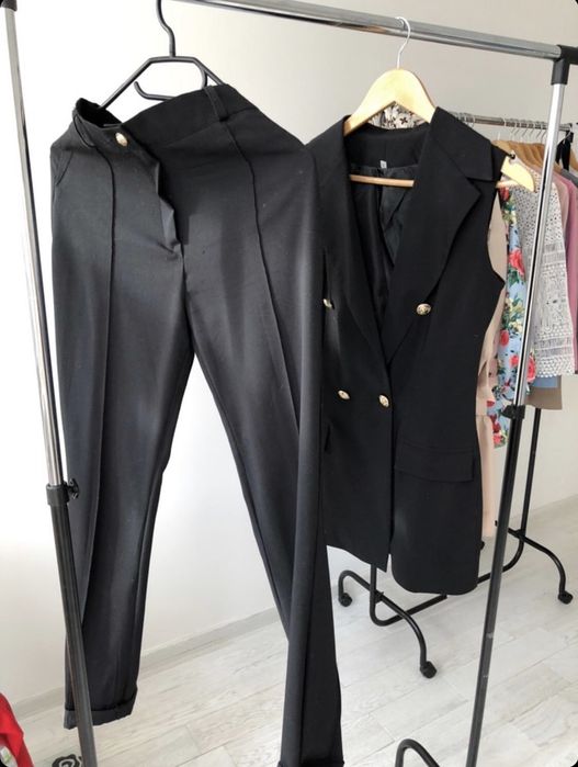 Костюм жилетка брюки чорний класичний з гудзиками
