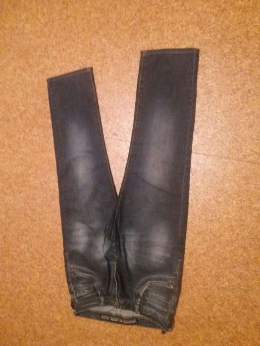 Продам джинсы на мужчин мальчика