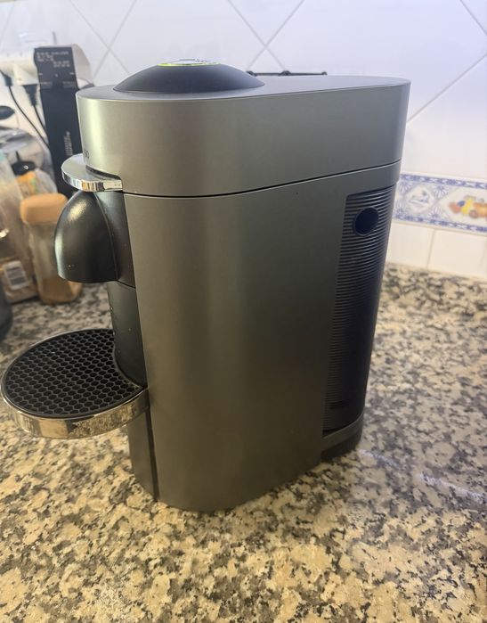 Maquina nespresso Vertuo Plus c/Garantia