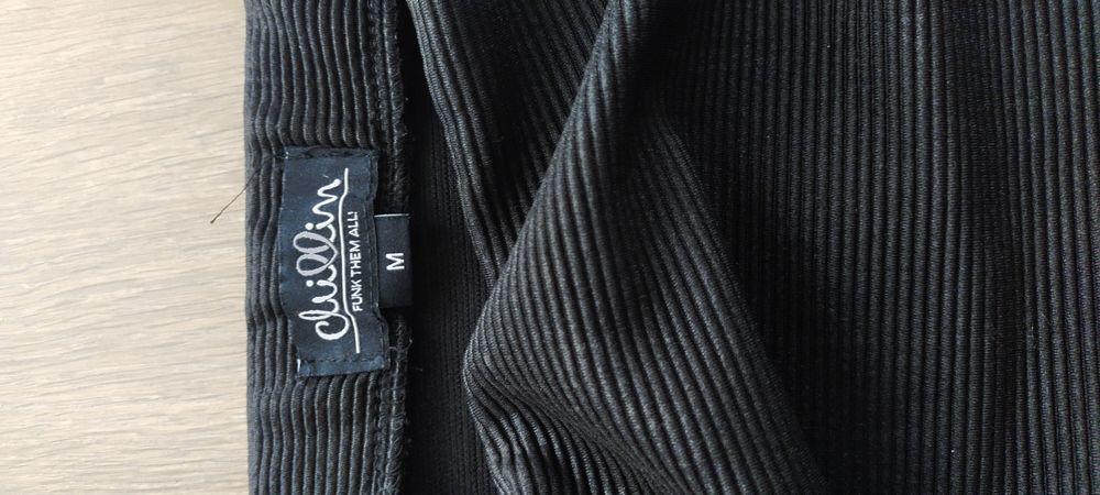 Czarna spódniczka w prążki