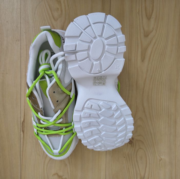Modowe sneakersy na platformie