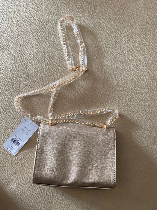 Mala dourada ideal para uma festa elegante