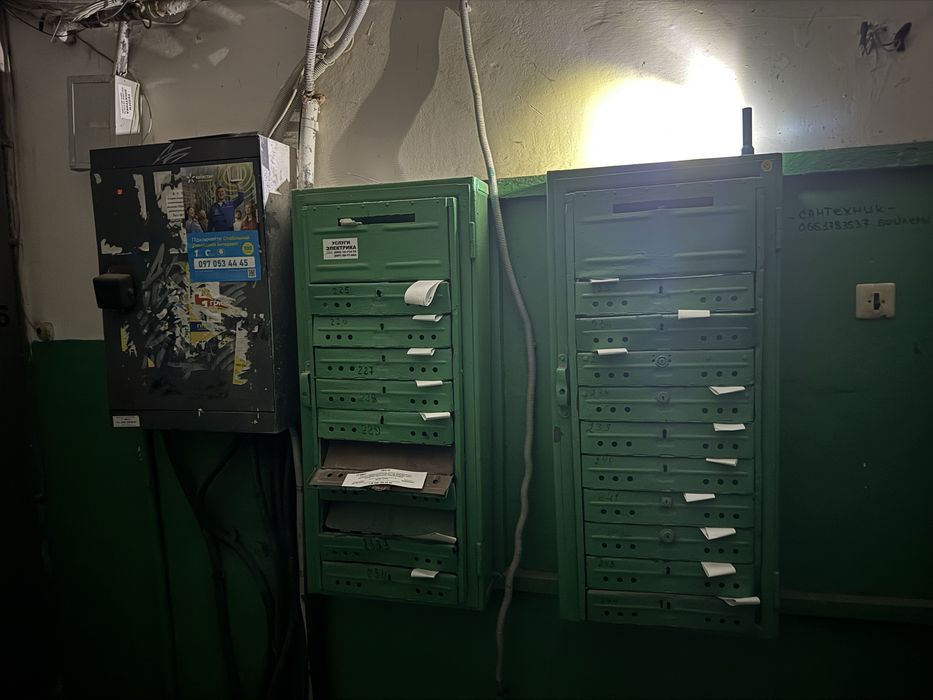 Розклейка листівок по місту