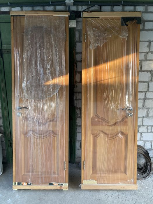 Нові деревʼяні двері в туалет та ванну, з ручками, навісами та лиштвою