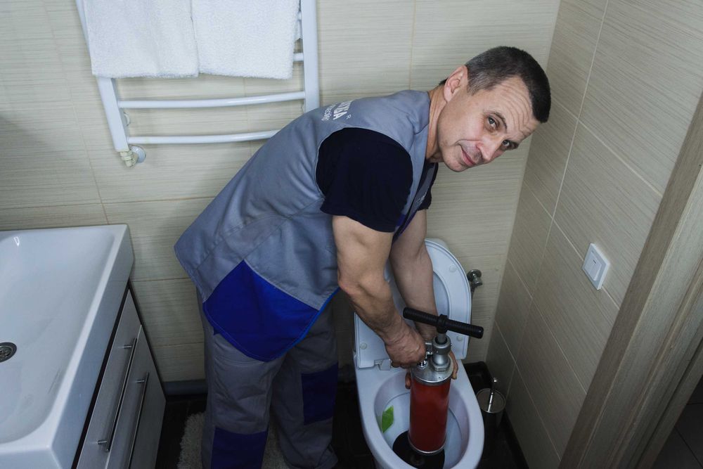 Чистка труб. Прочистка каналізації. Чистка каналізації Рівне.