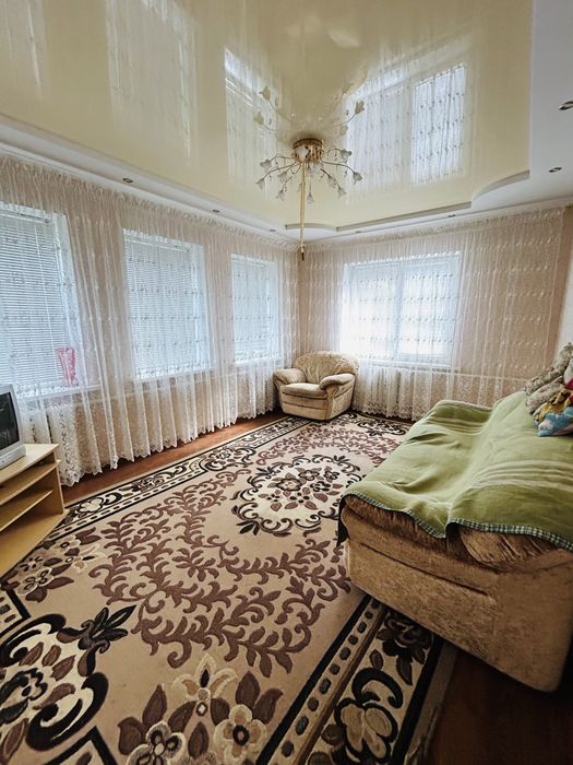 Продаж окремоі половинки будинку  з окремим заіздом .