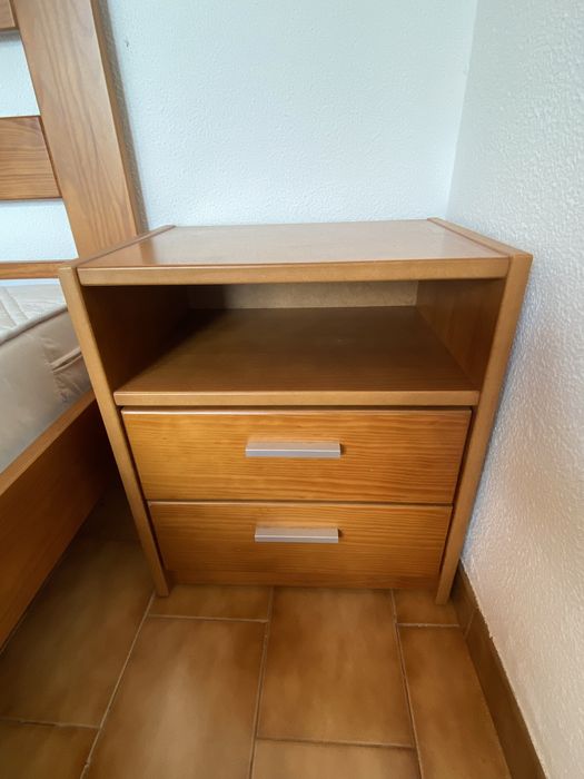 Cama de casal com 2 mesas de cabeceira