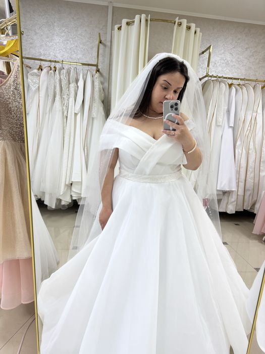 Весільна сукня..