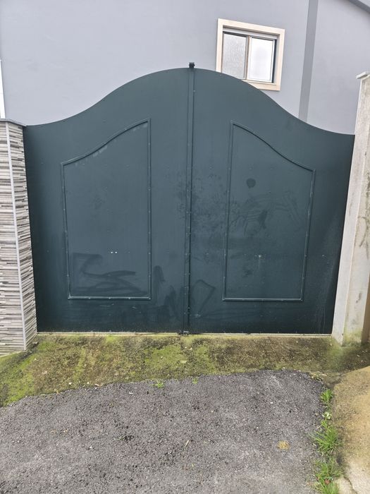 Portão de batente em ferro galvanizado