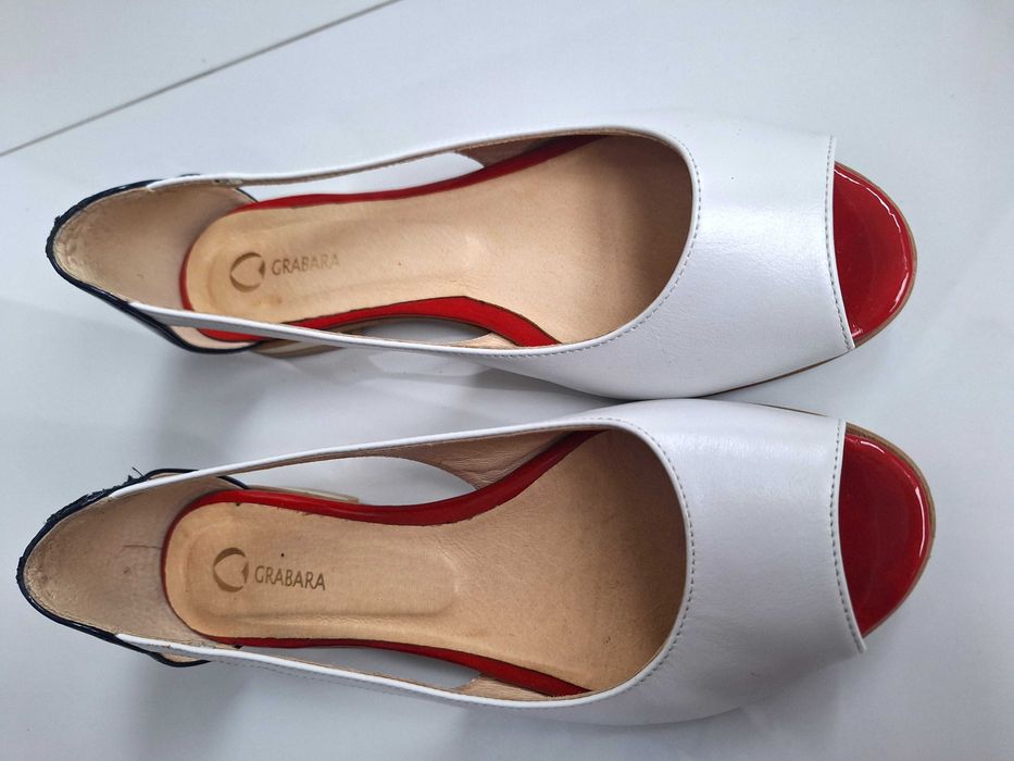 Skórzane biało-czerwono-granatowe baleriny z wycięciami r.38