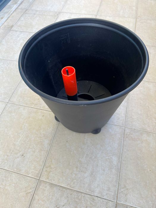 2 vasos IKEA PS FEJÖ com reservatório de água e rodas – preto