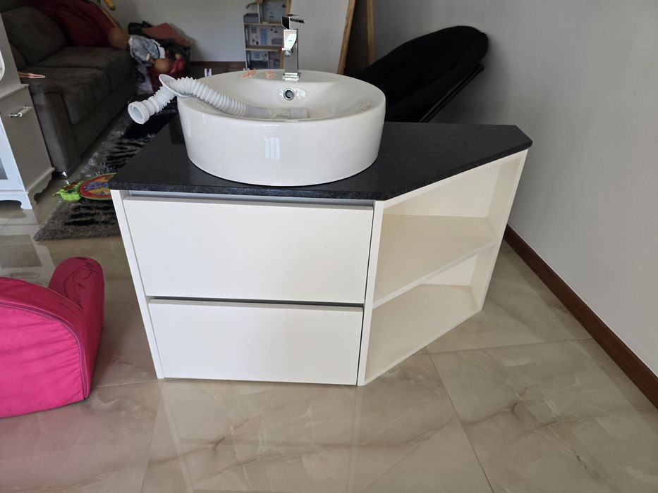 Móvel WC com pedra angola, pio e torneira