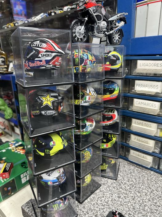 13 Capacetes rossi e um de outro piloto