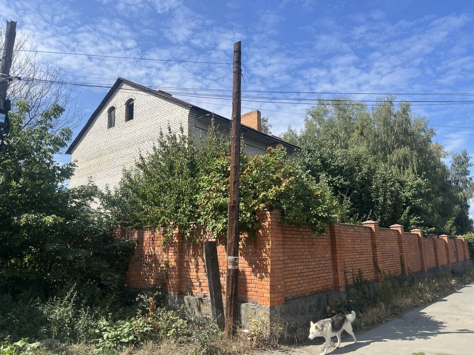 Продається  будинок на 4-ри квартири
