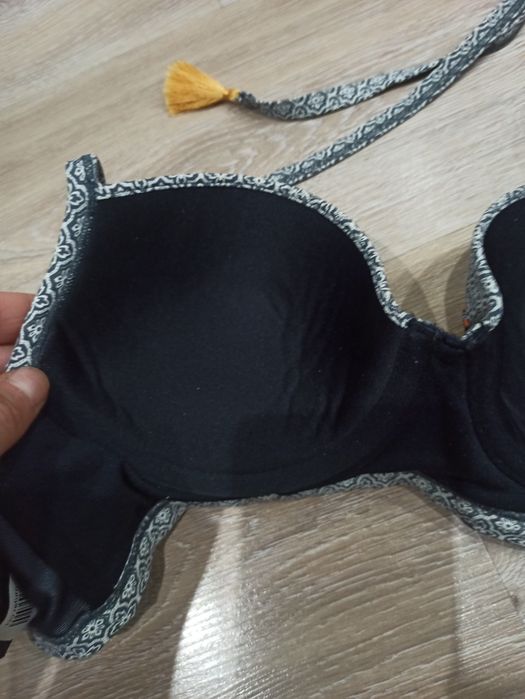 Biustonosz, góra od stroju kąpielowego.  Marki Next. 34 B, Eur 75 B.