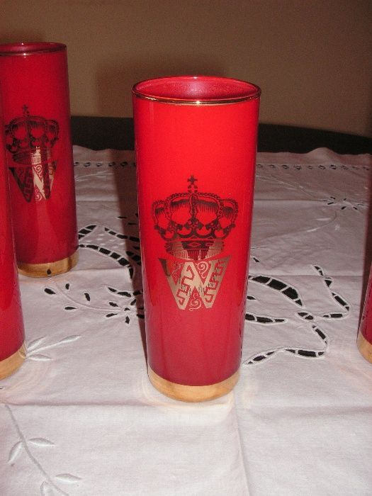 Conjunto Copos Vermelho e Dourado Vintage