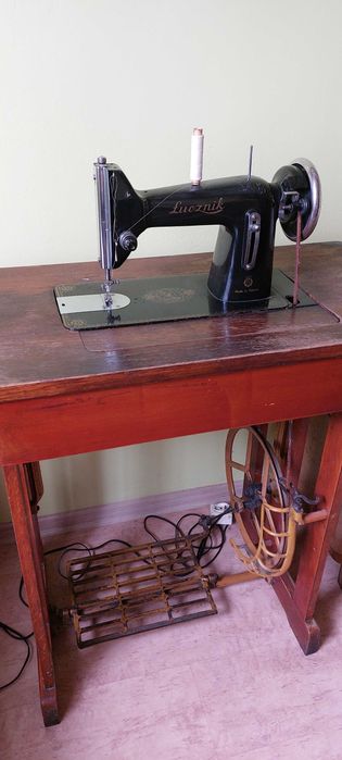 Maszyna do szycia łucznik z stolikiem