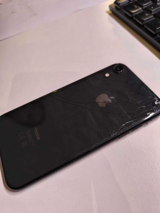 Iphone XR 128GB com ecrã partido (bateria 85%)