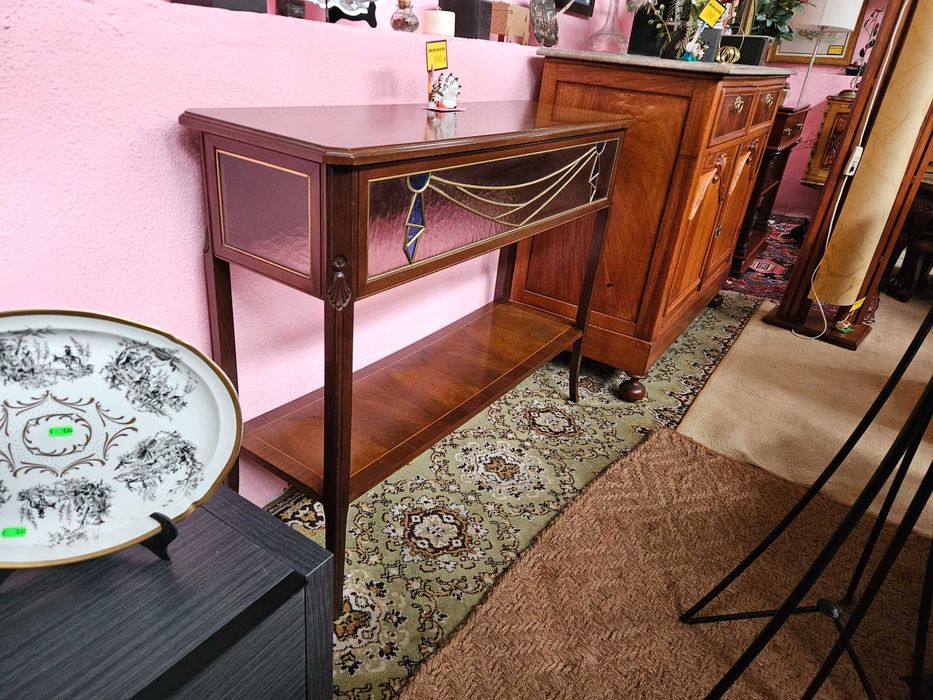 Excelente consola em madeira com acabamento e