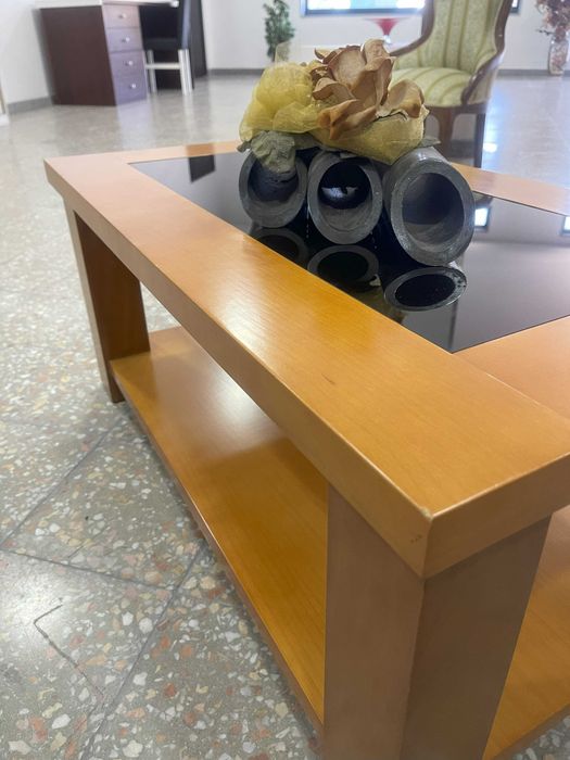 Mesa de Centro em Madeira com Vidro Preto