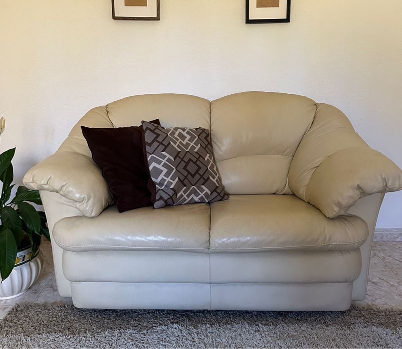Sofá Pele Bege 2 Lugares