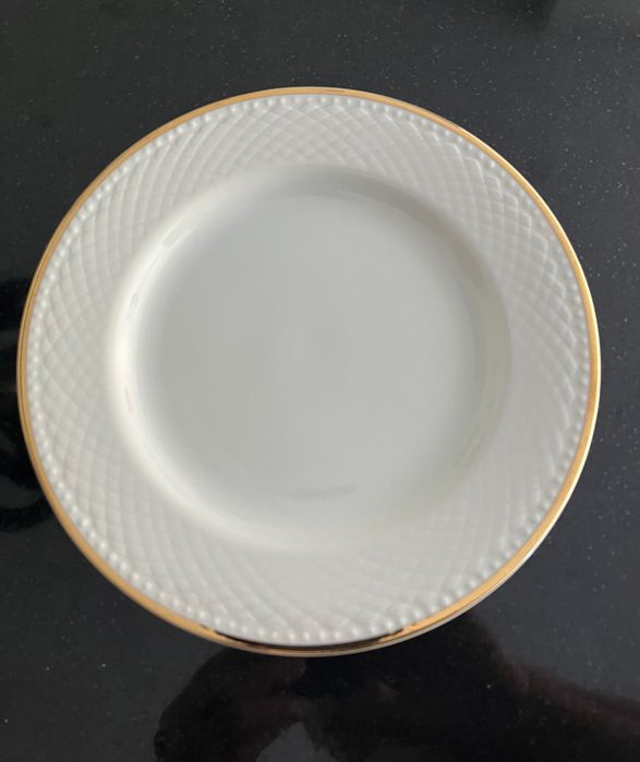Serviço de louça en porcelana branca com fio dourado em muito bom estado