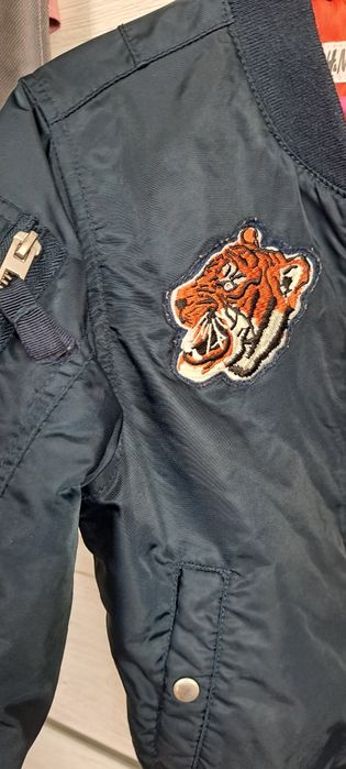 Kurtka bomberka fleka z naszywkami H&M rozm 104/110