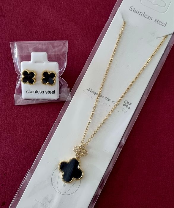 Conjunto dourado (colar e brincos), em aço, do trevo de 4 folhas em preto.
