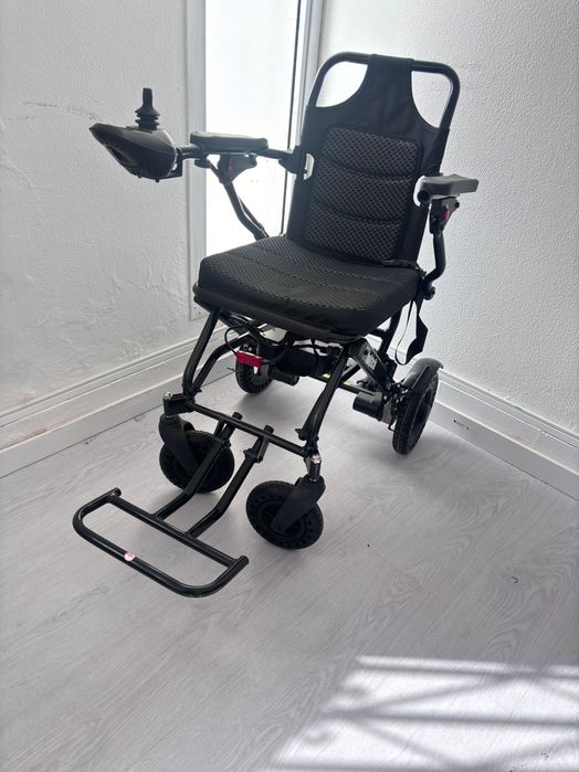 Vendo cadeira de rodas em ótimo estado, usei duas vezes, motivo de venda tenho duas estou vendendo uma