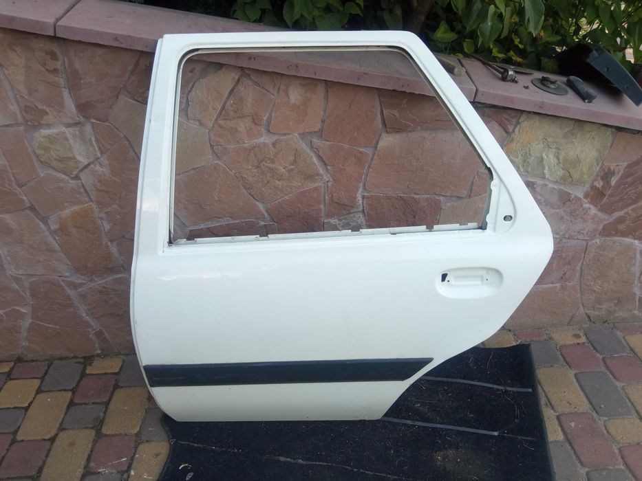 Дверка задня бокова права ліва Форд Ford Фієста Fiesta Mk4 скло тросік