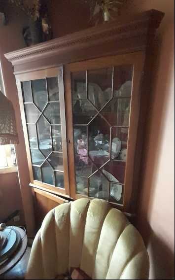 Duas Elegantes Cantoneiras (vitrines de canto) antigas de madeira