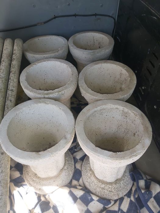 Mesa e 2 bancos de jardim