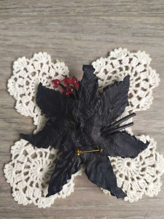 Брошь кожаная "Смородиновый лист"