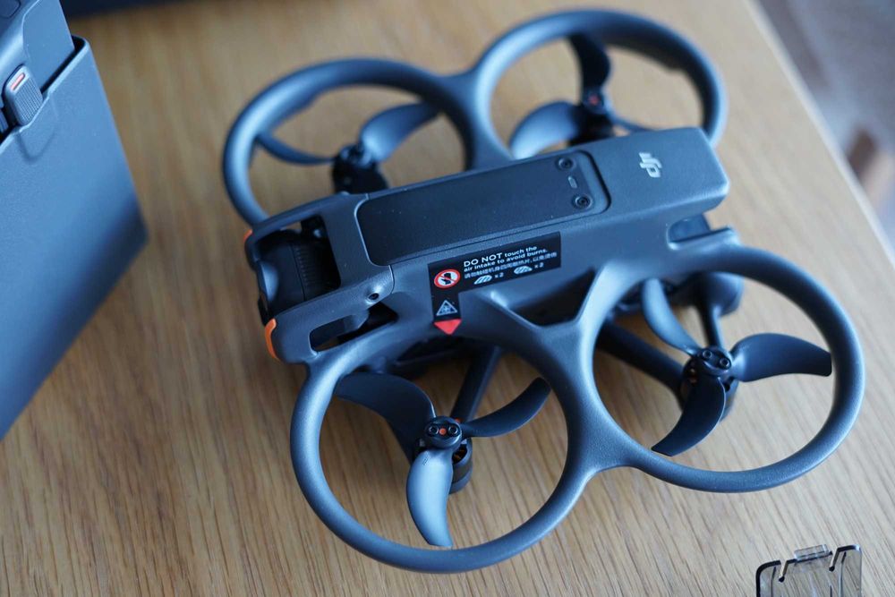 Avata 2 fly more combo z okularami i DJI FPV Remote Controller 3