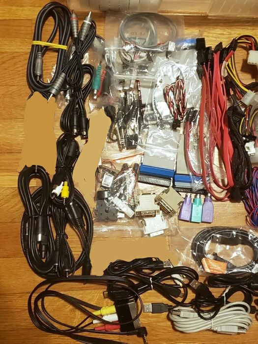 Cabos diversos (alimentação, PC, TV, Áudio, USB, Ethernet, Tlf, etc.)