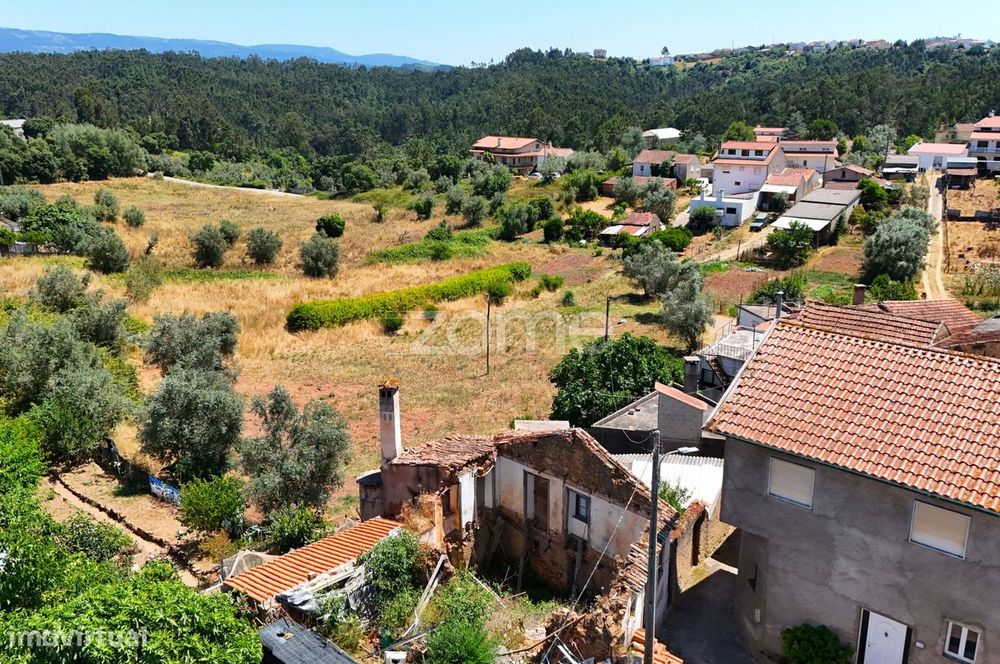 Moradia em ruínas com terreno