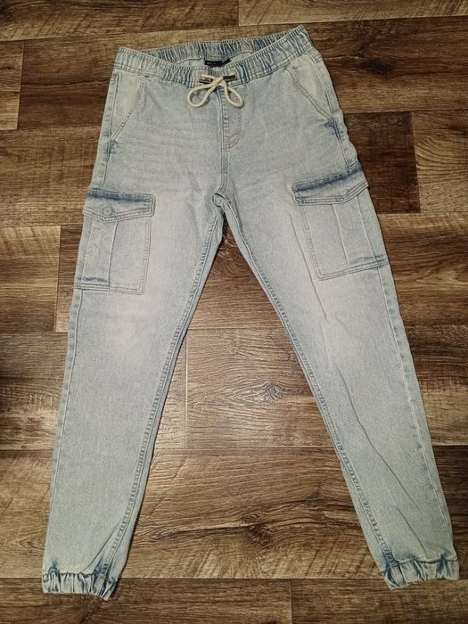 Мужские голубые джинсы