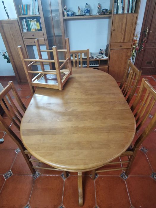 Mesa de Sala de Jantar e Móvel