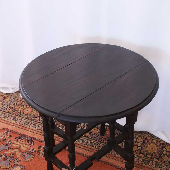 Pequena mesa rústica em madeira exótica